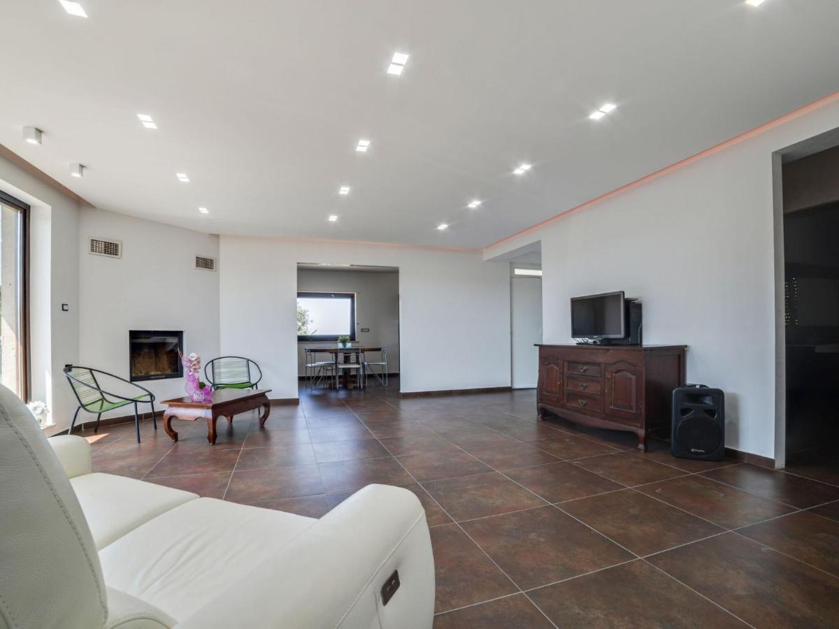 Belvilla By Oyo Modern Villa In Nissoria With Pool 外观 照片